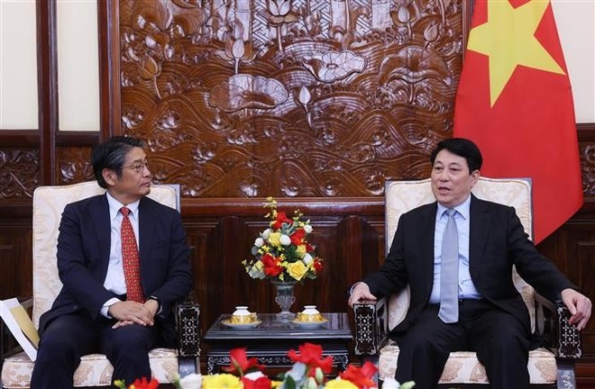 State President Luong Cuong receives the Japanese Ambassador to Vietnam Ito Naoki in Hanoi on June 6. (Photo: VNA) vna-potal-chu-tich-nuoc-luong-cuong-tiep-dai-su-nhat-ban-ito-naoki-8077064.jpg