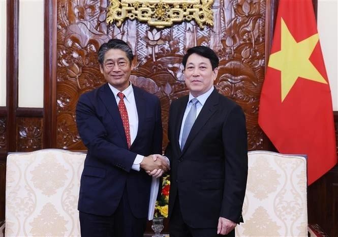 State President Luong Cuong (R) hosts a reception for Japanese Ambassador to Vietnam Ito Naoki in Hanoi on June 6. (Photo: VNA) vna-potal-chu-tich-nuoc-luong-cuong-tiep-dai-su-nhat-ban-ito-naoki-8077066.jpg