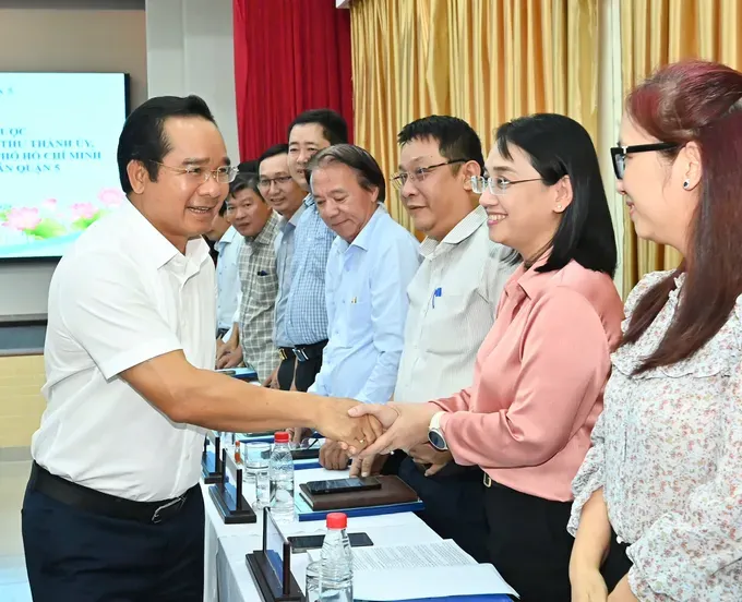 Chairman of the Ho Chi Minh City People's Committee, Nguyen Van Duoc, meets delegates at the meeting. (Photo: SGGP) z6678421640624-74db8a9503498babfd270c10a336d860-2905-5817.jpg
