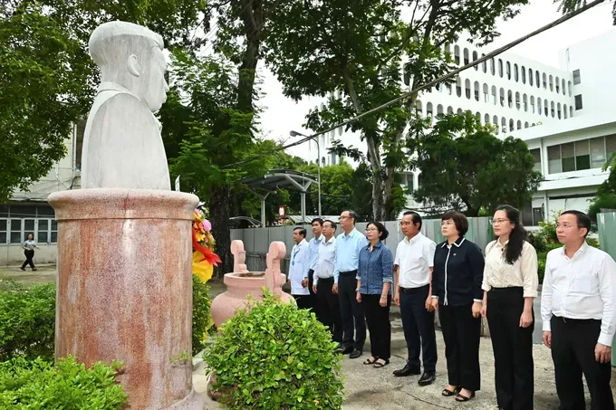 The delegation offers flowers and incense to revolutionary and first General Secretary of the Communist Party of Vietnam, Tran Phu, at his memorial house in Cho Quan Hospital (now known as HCMC Hospital for Tropical Diseases). (Photo: SGGP) z6678875815584-cc9256e40b6bab6d217014ca130a6ad3-6179-8025.jpg