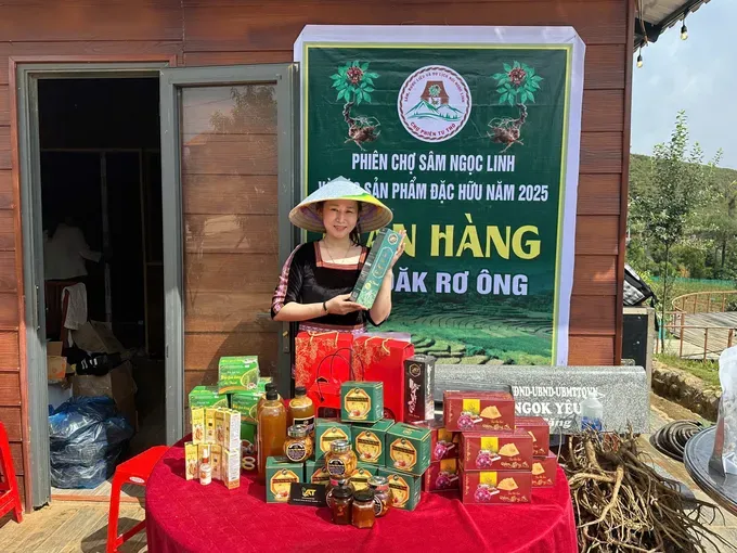 A display booth presenting local products at the fair (Photo: SGGP) 319edd561e82aadcf393-7309-8392.jpg