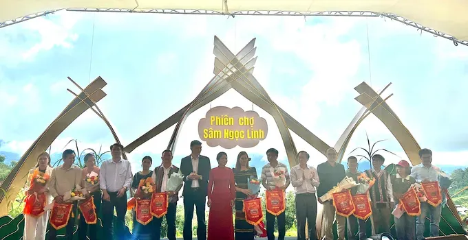 The People's Committee of Tu Mo Rong District offers commemorative flags to the participating units. (Photo: SGGP) 9d450ea2847630286967-8197-6025.jpg