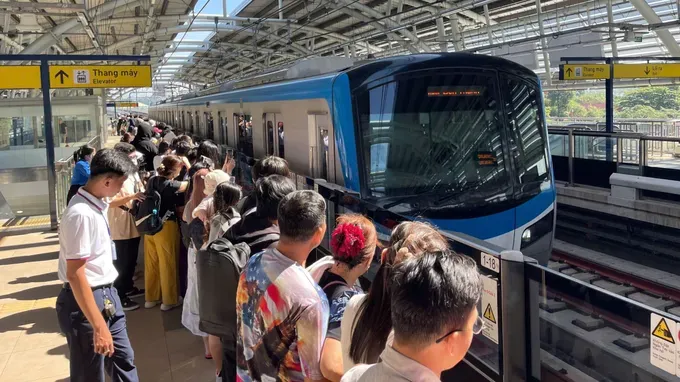 Passengers line up to board Metro Line No. 1, connecting Ben Thanh and Suoi Tien. (Photo: SGGP) chu-de-2090-2074.jpg