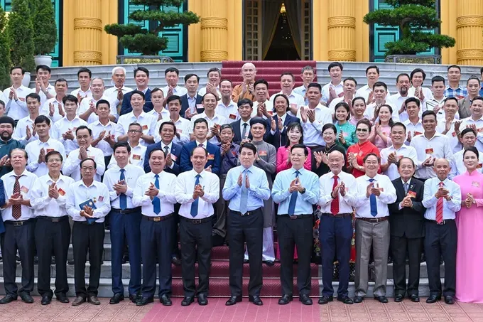 State President Luong Cuong (front, 7th from left) and standout artisans pose for a group photo at the meeting in Hanoi on June 10. (Photo: SGGP) ctn3-9316-6242.jpg