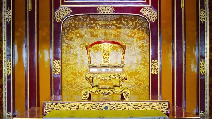 A full-scale replica of the Nguyen Dynasty’s throne has recently been installed at Thai Hoa Palace to serve visitors, following the damage to the original national treasure. (Photo: SGGP) img-20250609-135025-6215-9624.jpg