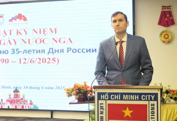 Russian Consul Mikhail Berkutov speaks at the gathering. (Photo: SGGP) nga1-348-8356.jpg