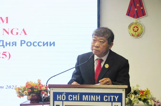 Chairman of the Vietnam–Russia Friendship Association, Hoang Minh Nhan speaks at the gathering. (Photo: SGGP) nga2-9720-2904.jpg