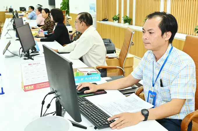 Civil servants are working at the division of receiving and returning results at District 6. (Photo: SGGP) k3d-4181-6326.jpg
