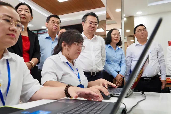 Standing Vice Secretary of the Ho Chi Minh City Party Committee Nguyen Thanh Nghi sees the pilot operation of the newly established commune-level local government model at the headquarters of Binh Thoi Ward’s People’s Committee on June 12. (Photo: SGGP) 12-6-1-9604-6907.jpg