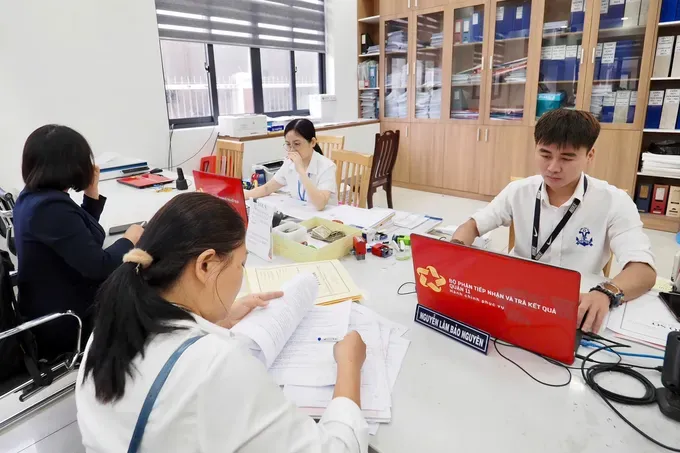Residents implement administrative procedures at Binh Thoi Ward People's Committee. (Photo: SGGP) 12-6-2-1074-9681.jpg