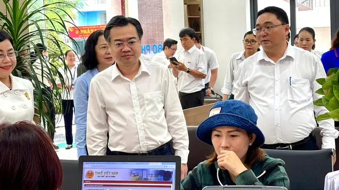 Standing Vice Secretary of the Ho Chi Minh City Party Committee Nguyen Thanh Nghi monitors the pilot operation of the newly established commune-level local government model in Binh Thoi Ward. (Photo: SGGP) 12-6-4-8722-2478.jpg