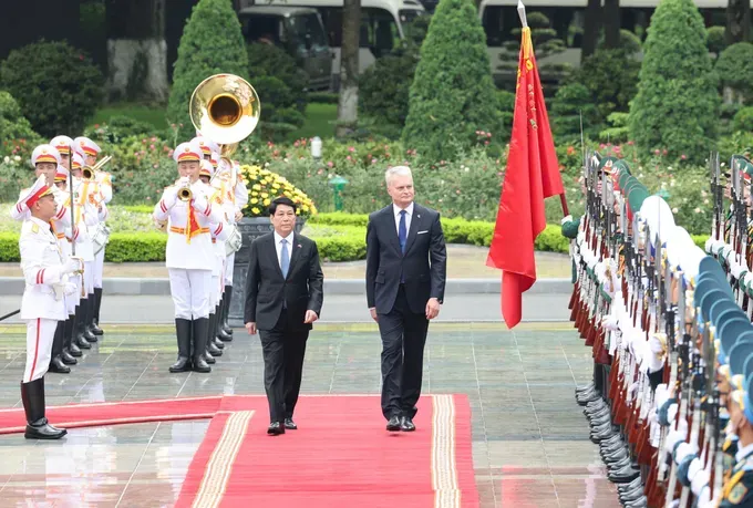 Vietnamese State President Luong Cuong (L) and Lithuanian President Gitanas Nauseda review the guard of honour at the welcome ceremony in Hanoi on June 12 morning. (Photo: SGGP) 2-3569-7123.jpg