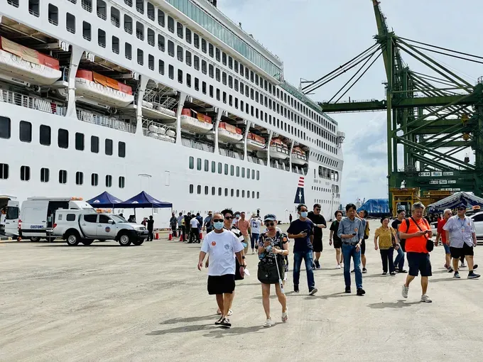 On June 13, around 6,000 international cruise passengers arrive at Phu My Port to explore Ho Chi Minh City. (Photo: SGGP) b0f7403d-76dd-4c14-86d6-5a3ac548c3ea-9462-6556.jpeg