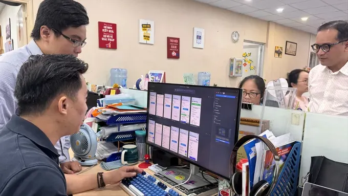 Staff at the Ho Chi Minh City Digital Transformation Center finalize the development of the HCMC Digital Citizen application. (Photo: SGGP) j4f-5803.jpg