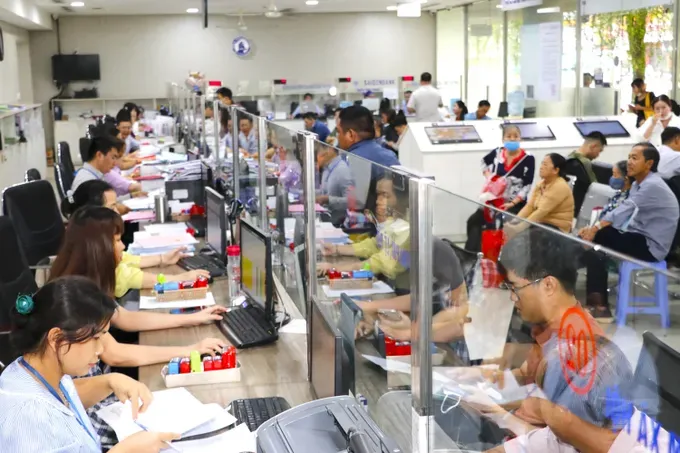 Civil servants at the People's Committee of District 12, Ho Chi Minh City, process administrative procedures for local residents. (Photo: SGGP) l3a-7757-8179.jpg