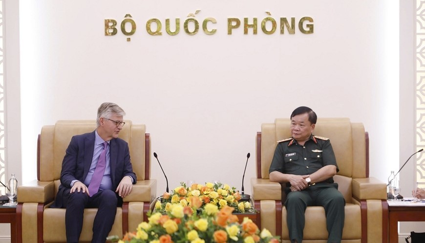 Sen. Lieu. Gen. Hoang Xuan Chien (right), Deputy Minister of National Defence, receives UN Under-Secretary General Jean-Pierre Lacroix in Hanoi on June 13 (Photo: qdnd.vn) tiep.jpg