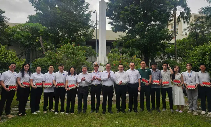Vice Secretary of the Ho Chi Minh City Party Committee Nguyen Phuoc Loc offers gifts to medical workers. (Photo: SGGP) z6700537551116-2f31d4dab1ba833b277e4cf4984b8cf0-9734-465.jpg