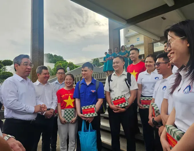 Vice Secretary of the Ho Chi Minh City Party Committee Nguyen Phuoc Loc (L) talks with medical workers. (Photo: SGGP) z6700551999117-5f09b7584738b78d89b86c43ac00299b-1856-671.jpg