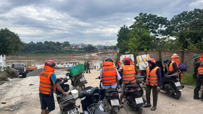 All passengers are required to wear life jackets while on board the ferry to ensure maximum safety. (Photo: SGGP) z6701033692623-cb5cd1208ee678e0d2e354d7900c3cc4-8745-4791.jpg