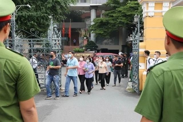 People outside a courthouse in District 1, HCM City, during a private bond issuer's trial. (Photo: VNA) 430109-5189558880724860-vtp.jpg