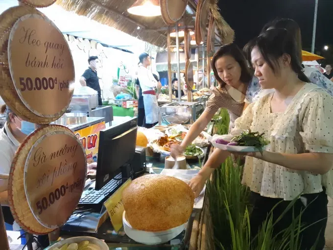 Visitors attend the 2024 Week of Culture, Tourism, and Cuisine. (Photo: SGGP) am-thuc-516.jpg