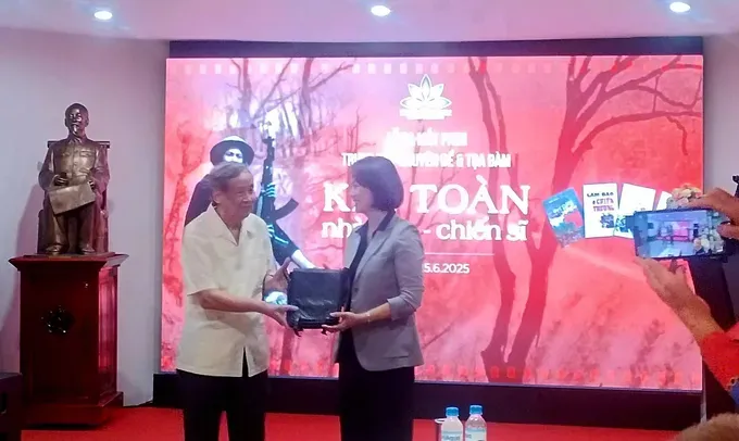 Journalist Kim Toan (L) presents the artifact to a representative of the Vietnam Press Museum. (Photo: SGGP) bb920798cb217f7f2630-1973-3455.jpg