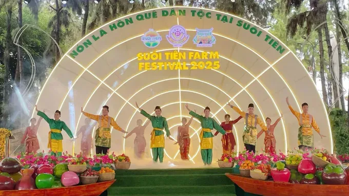 The 2025 Cultural and Friendship Exchange Program is organized at the Suoi Tien Cultural Tourist Area in Ho Chi Minh City on June 15. (Photo: SGGP) img-20250615-133146-5446-6033.jpg