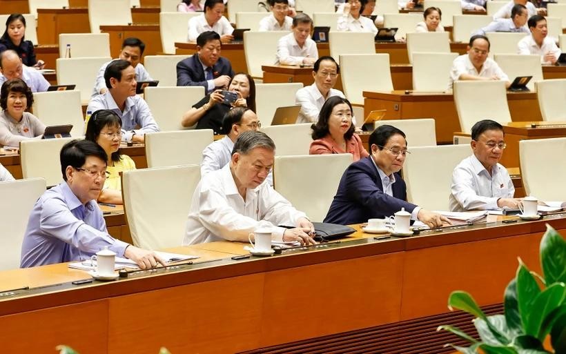 All 470 delegates present at the NA's 9th session vote in favour for the resolution amending key provisions of the Constitution of the Socialist Republic of Vietnam. (Photo: VNA) vna-potal-quoc-hoi-thong-qua-nghi-quyet-cua-quoc-hoi-sua-doi-bo-sung-mot-so-dieu-cua-hien-phap-nam-2013-8094026.jpg