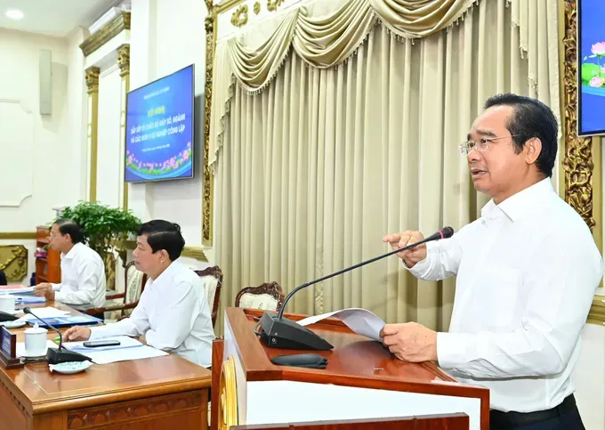 Chairman of the Ho Chi Minh City People’s Committee Nguyen Van Duoc delivers a speech at the meeting. (Photo: SGGP) z6709365530675-4bb6f87ddae8859923c07e59e27eeadd-1232-6280.jpg