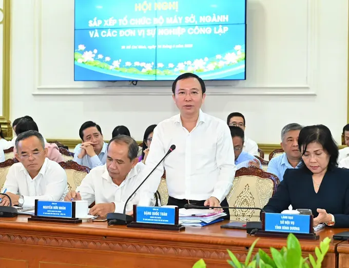 Chief of the Office of the Ho Chi Minh City People’s Committee Dang Quoc Toan speaks at the meeting. (Photo: SGGP) z6709365555538-8bbb8e709daab4a7c51b402eb10e1607-8711-6252.jpg