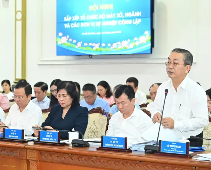 Director of the Ho Chi Minh City Department of Home Affairs, Vo Ngoc Quoc Thuan, speaks at the meeting. (Photo: SGGP) z6709365576267-f94a10135a2a4b827187eefe0d4655dc-1811-5639.jpg