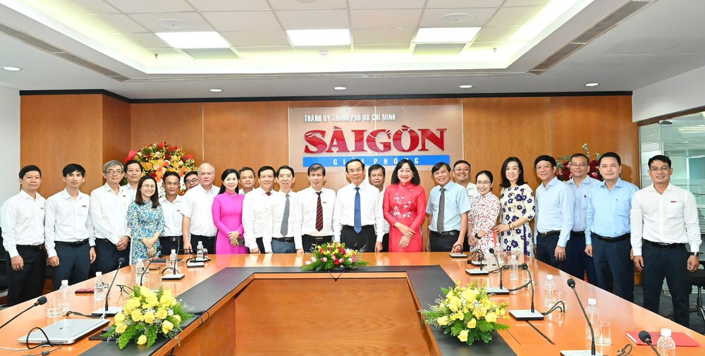 Secretary of the Ho Chi Minh City Party Committee, Nguyen Van Nen visits and congratulates Sai Gon Giai Phong (SGGP) Newspaper on June 17. (Photo: SGGP) ca58b0269a752d2b7464-1012-6928.jpg.jpg