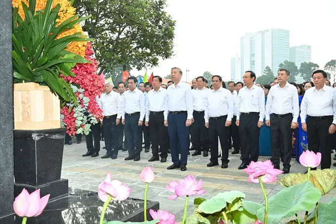 Party General Secretary To Lam and delegates offer flowers to pay tribute to the late President Ho Chi Minh at his monument in the Ho Chi Minh City High Command on the morning of June 18. (Photo: SGGP) gen-h-z6716407971622-0dec1886a4644ecac5959337c200c80d-4080-3291.jpg