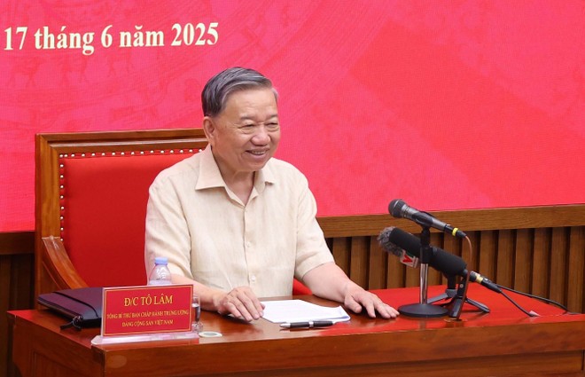 Party General Secretary To Lam stresses the importance of building a contingent of competent and capable officials to lead the country into a new era. (Photo: VNA) vna-potal-tong-bi-thu-to-lam-trao-doi-voi-lop-boi-duong-can-bo-quy-hoach-uy-vien-trung-uong-dang-khoa-xiv-lop-thu-tu-8097154.jpg