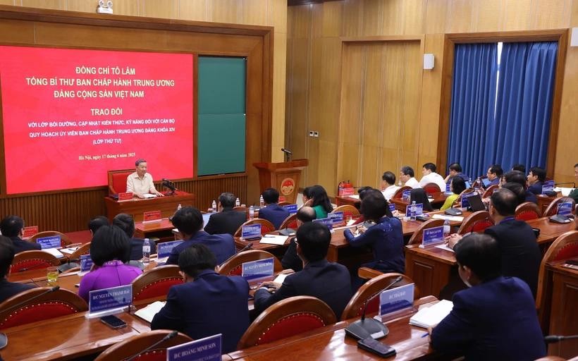 Party General Secretary To Lam talks to planned personnel groomed for membership of the 14th Party Central Committee on June 17. (Photo: VNA) vna-potal-tong-bi-thu-to-lam-trao-doi-voi-lop-boi-duong-can-bo-quy-hoach-uy-vien-trung-uong-dang-khoa-xiv-lop-thu-tu-8097171.jpg