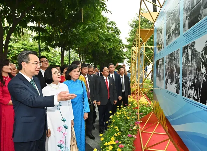 HCMC's leaders see photos at the exhibition. (Photo: SGGP) img-6455-7986-7712.jpeg
