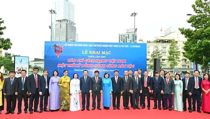HCMC leaders and delegates attend the opening ceremony of the exhibition. (Photo: SGGP) img-6456-9627-2669.jpeg