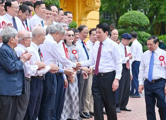 State President Luong Cuong meets with veteran and outstanding journalists on June 20. (Photo: SGGP) 1000005211-2925-4603.jpg