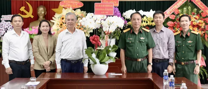 Head of the Internal Affairs Committee of the Ho Chi Minh City Party Committee Ngo Minh Chau (3rd,L) visits the Standing Office of the Radio and TV Center of the Vietnam People’s Army in Ho Chi Minh City. (Photo: SGGP) 2-140-7042.jpg