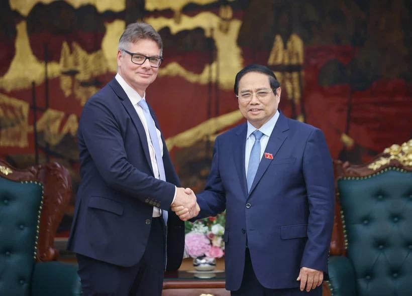 Prime Minister Pham Minh Chinh (R) welcomes Antoine Colin, HP Senior Vice President for Global Supply Chain Digital Transformation & Resilience (Photo: VNA) pham-minh-chinh.jpg