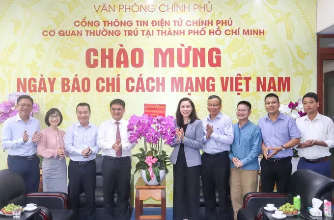 Head of the Propaganda and Mass Mobilization Commission of the municipal Party Committee, Nguyen Manh Cuong (4th, L), congratulates the e-Government Portal. (Photo: SGGP) z6723663245476-3f134e5d9e2aac3a133cb4ee8f9c2e1c-6833-2328.jpg