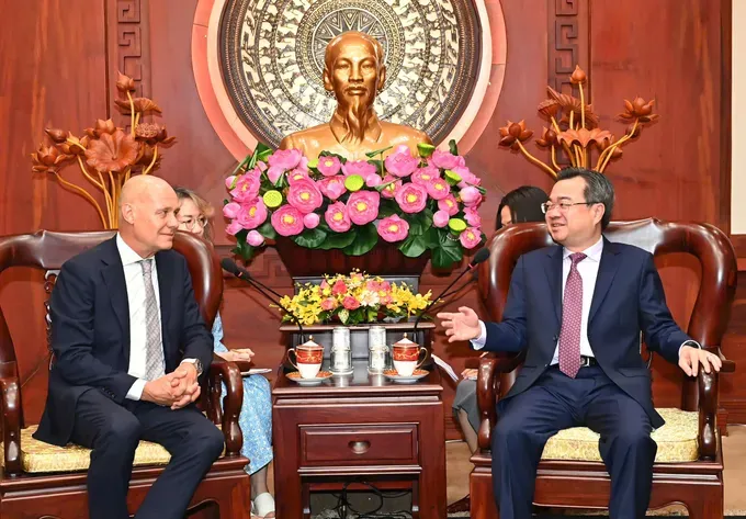 Standing Vice Secretary of the Ho Chi Minh City Party Committee Nguyen Thanh Nghi receives the Dutch Ambassador to Vietnam, Mr. Kees van Baar, on June 20. (Photo: SGGP) 2-1422-3927.jpg