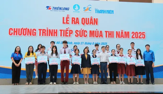 Offering scholarships to disadvantaged students (Photo: SGGP) anh-7-387-2439.jpg