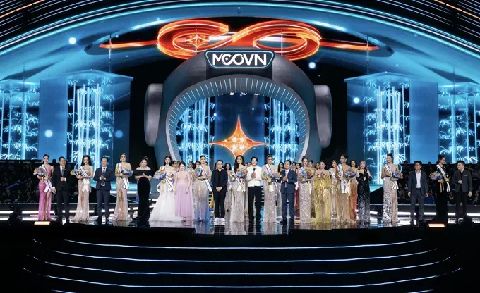 The organization board grants minor titles to beauties. anh-chup-man-hinh-2025-06-22-luc-000412-3443-4876.png
