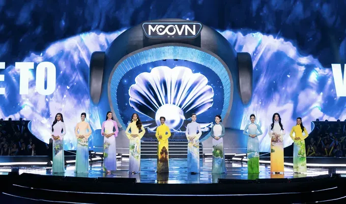 Delegates from the Miss Cosmo pageant in countries take part in Ao Dai performance. anh-chup-man-hinh-2025-06-22-luc-000553-3040-9459.png