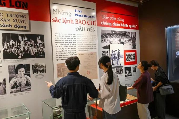 A new generation of journalism students traces the roots of revolutionary press at the Vietnam Press Museum. (Photo: SGGP) psa-anh14-dsc-9788-4229-3267.jpg