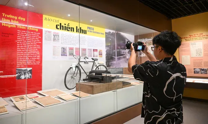 Bui Hoang Hiep, a journalism student at the Academy of Journalism and Communication, takes photos at the Vietnam Press Museum. (Photo: SGGP) psa-anh16-dsc-9695-3312-5933.jpg