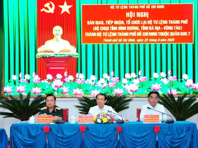 The Ho Chi Minh City High Command organizes a meeting to receive and reorganize the military units in the city and neighboring provinces of Binh Duong and Ba Ria-Vung Tau. (Photo: SGGP) z6732446619147-c8d1616d1c3c6fcc241e1e3b7b6662a8-796-4139.jpg
