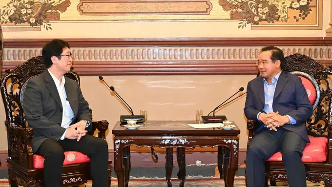 Chairman of the Ho Chi Minh City People’s Committee Nguyen Van Duoc receives Mr. Matsumoto Nobuyuki, Chief Representative of the Japan External Trade Organization (JETRO) on June 23. (Photo: SGGP) z6733461535901-fe27c7eb8cb4f8305023345a99d0c0a6-6133-7271.jpg
