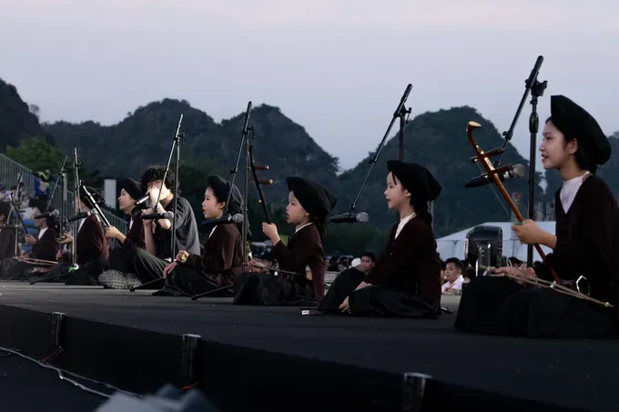 Artists of the Ha Thi Cau Xam Singing Club from Yen Phong Commune, Yen Mo District, Ninh Binh Province, perform at Forestival 2025. x6a-4125-982.jpg